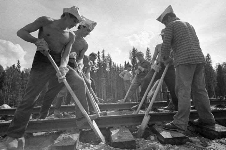 Estudiantes del Komsomol trabajando en el ferrocarril, 1970