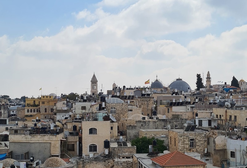 La bandera de España ondea dentro del recinto de la Ciudad Vieja de Jerusalén junto a las cúpulas de la Basílica del Santo Sepulcro
