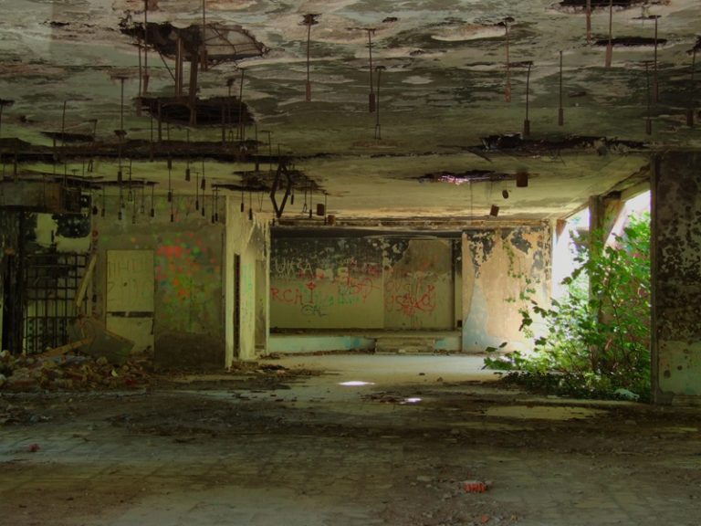 Hotel en ruinas en Srebreno, Croacia. Imagen: Marcin Szala