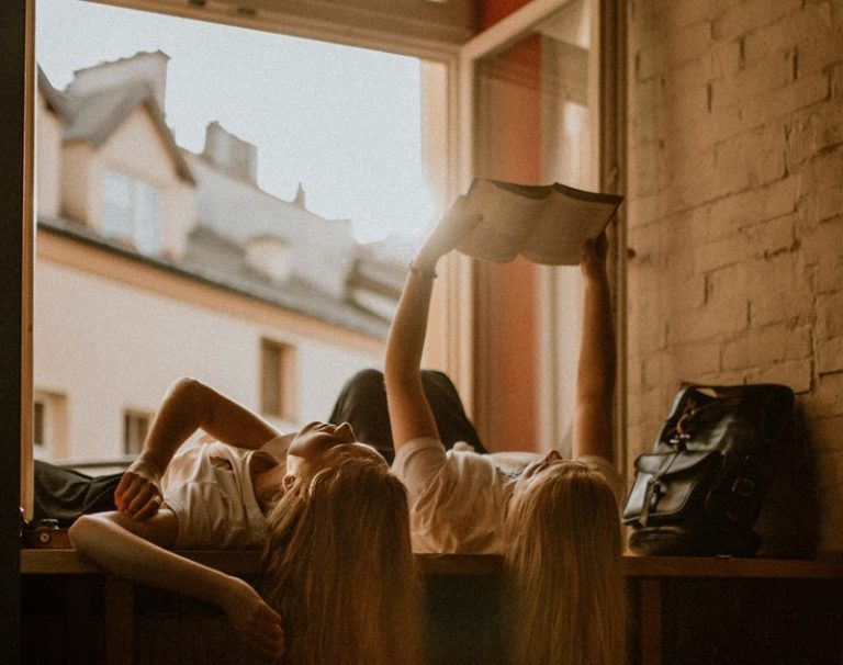 Niñas leyendo. Imagen: Kinga Howard.