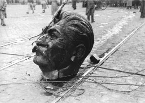 Destrucción del monumento a Stalin, Budapest, 1956. Imagen: Wikipedia