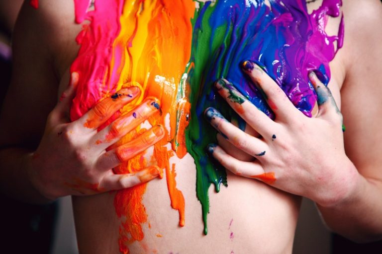 Los colores de la bandera LGTBQ. Imagen de Alexander Grey