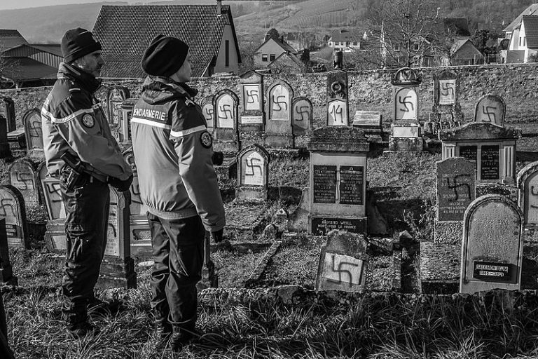 Tumbas judías profanadas en el cementerio de Westhoffen, Alsacia, en 2019. Imagen: Wikimedia