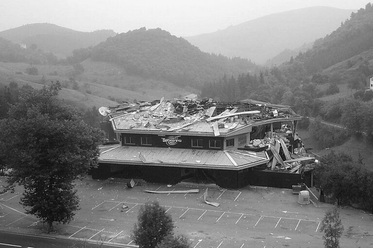 El 10 de septiembre de 2000, ETA colocó una bomba en la discoteca Txitxarro. Imagen de Wikimedia
