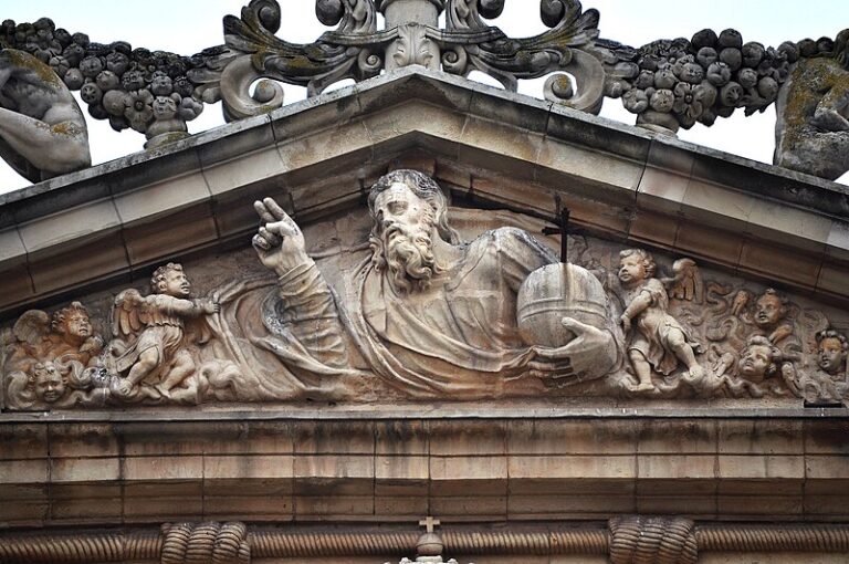 Detalle de la fachada del Colegio Mayor de San Ildefonso, en Alcalá de Henares. Imagen de Wikimedia