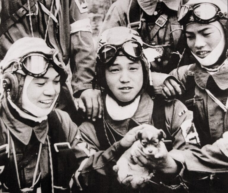 Pilotos kamikazes del 72 Escuadrón de Shinbu en 1945. Imagen de Wikimedia