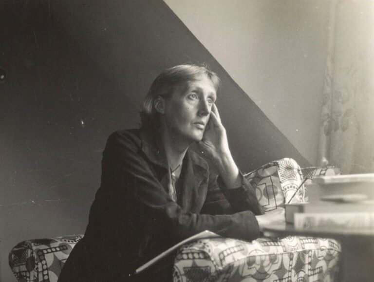 Virginia Woolf escribiendo, ca. 1942. Imagen de Wikimedia