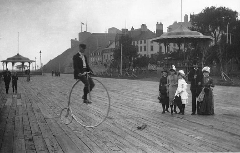 Biciclo en la terrasse Dufferin, Quebec, hacia 1900. Imagen de Wikimedia