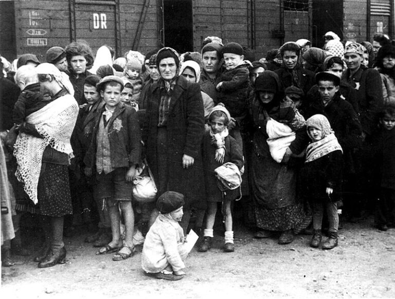 Grupo de judíos húngaros en su llegada al campo de exterminio de Auschwitz 1944. Wikimedia