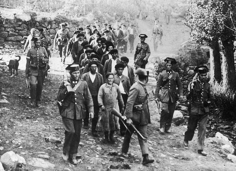 Columna de guardias civiles custodiando prisioneros en Brañosera (Palencia), 1934. Wikimedia