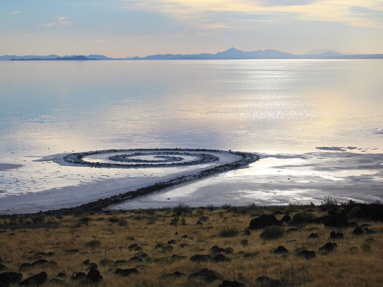 Muelle espiral, por Robert Smithson, 2004. Wikimedia
