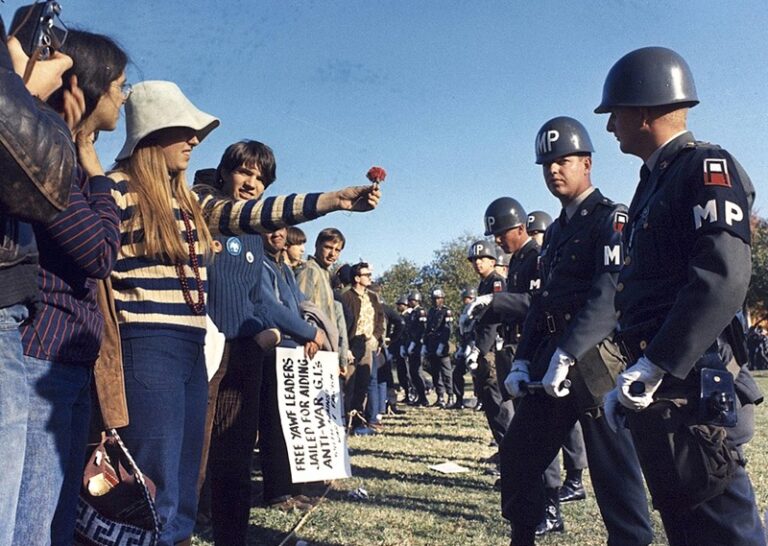 Manifestante ofrece una flor a un policía militar del Pentágono en una protesta contra la guerra de Vietnam, 1967. Wikimedia