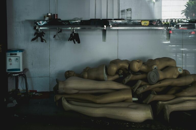 Maniquís apilados. Imagen de Yunming Wang