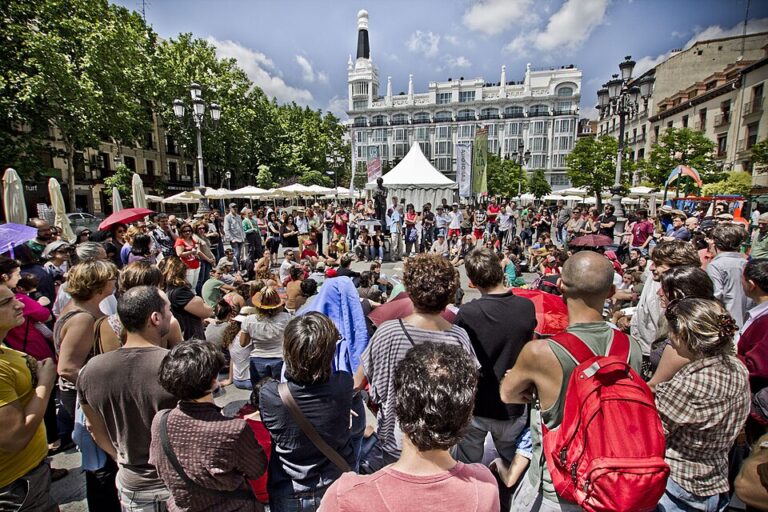 Asamblea del 15-M en la plaza de Santa Ana. Wikimedia