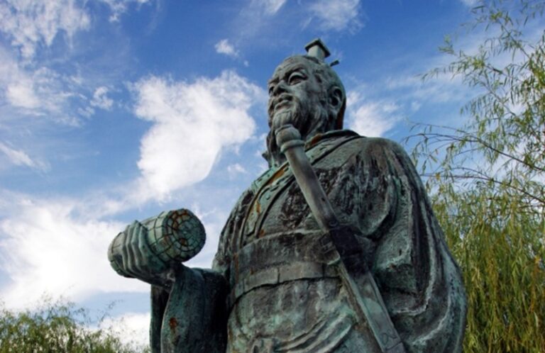 Estatua de Sun Tzu en la ciudad japonesa de Yurihama (Tottori). Wikimedia