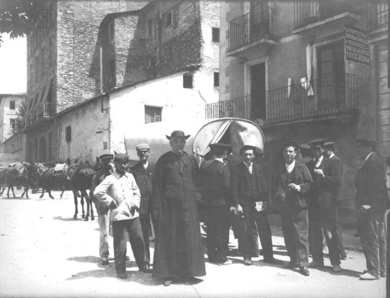 Salida de diligencias desde la Seu d'Urgell, 1900. Wikimedia