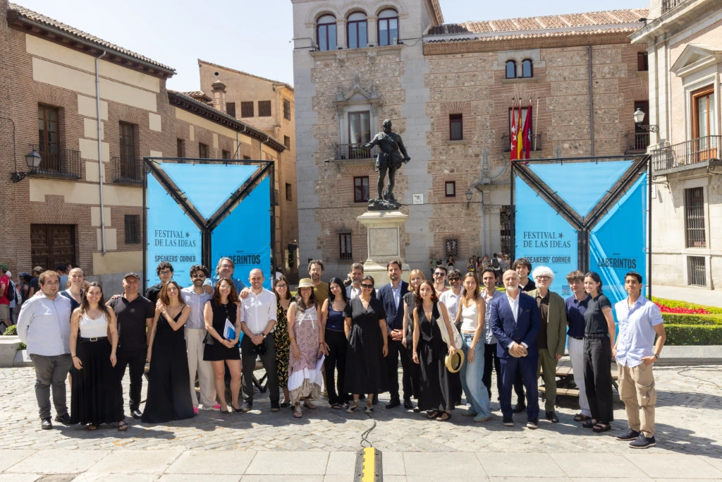 Equipo, patrocinadores y directores del Festival de las Ideas 2025, el pasado mes de Junio en la Plaza de la Villa de Madrid.