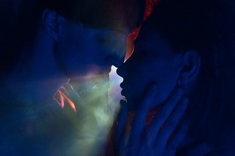 Dos personas se besan en la oscuridad. Imagen de Klara Kulikova