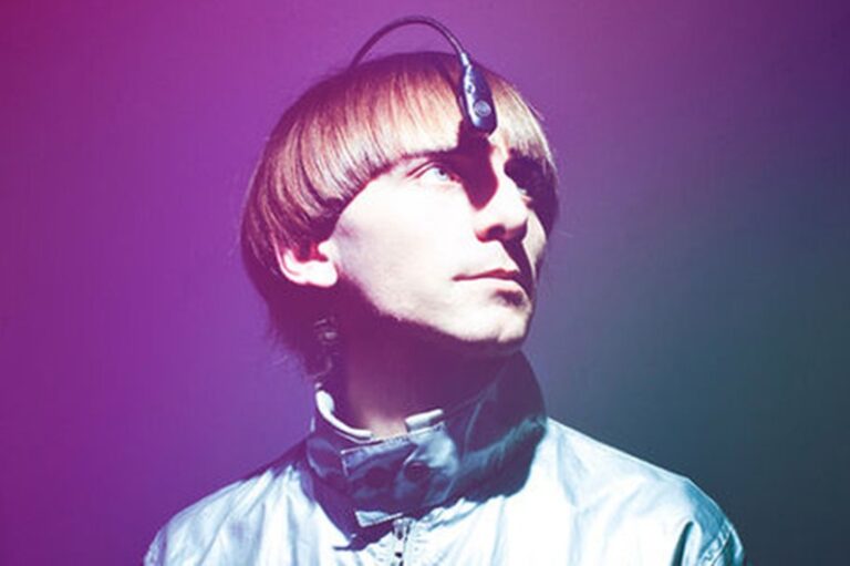 Neil Harbisson, considerado el primer cíborg humano, merced a la antena que lleva implantada en el cráneo. Wikimedia