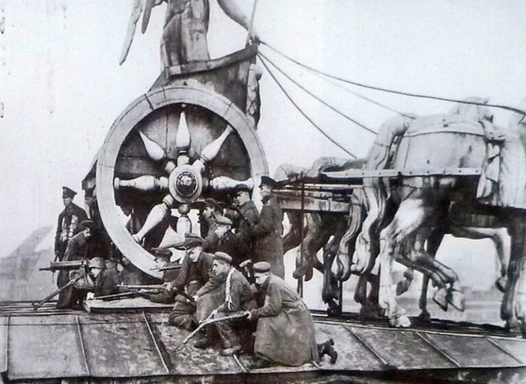 Soldados sobre la puerta de Brandemburgo, 1919. Wikimedia