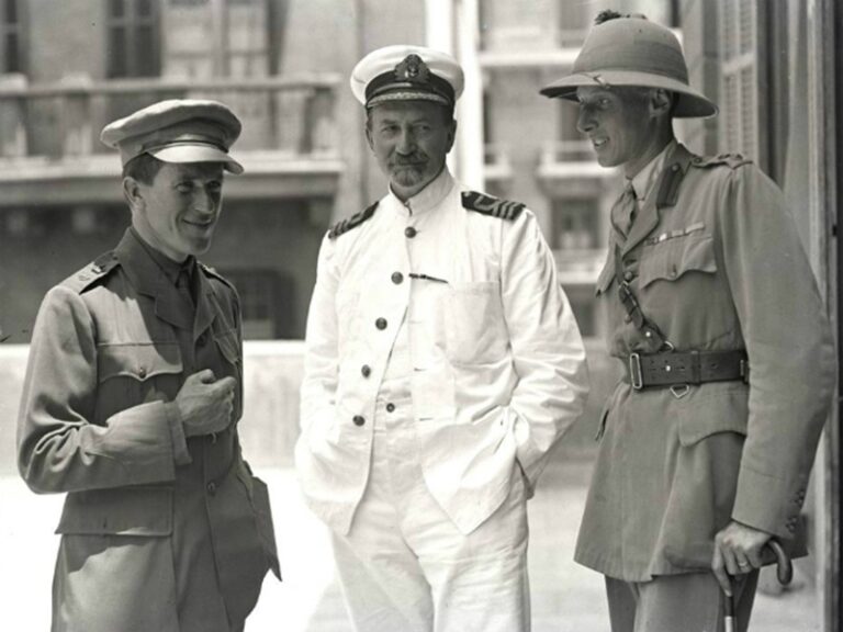 T. E. Lawrence, D. G. Hogarth y el teniente Alan G. Dawnay. Wikimedia