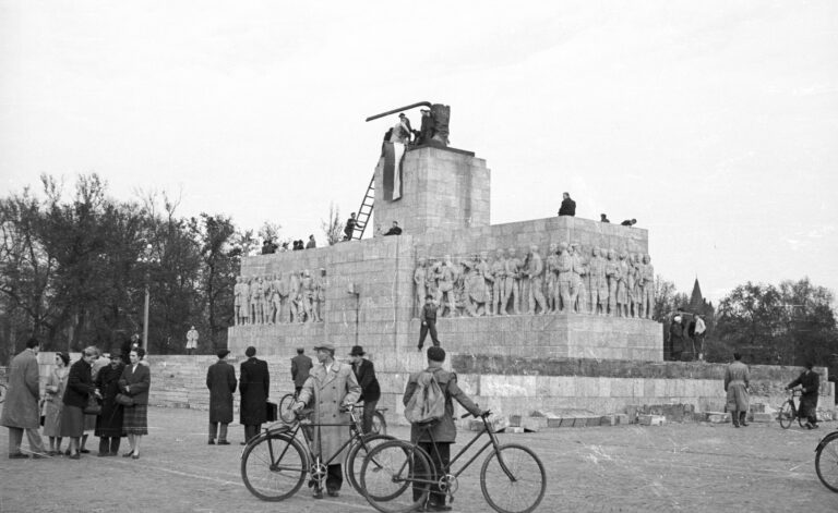 Manifestantes anticomunistas colocan una bandera nacional húngara sobre los restos de una estatua demolida de Stalin, 1956. Wikimedia