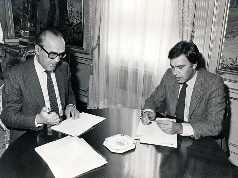 Calvo-Sotelo y Felipe González, celebran conversaciones de transición postelectorales en Moncloa, en 1982. Wikimedia
