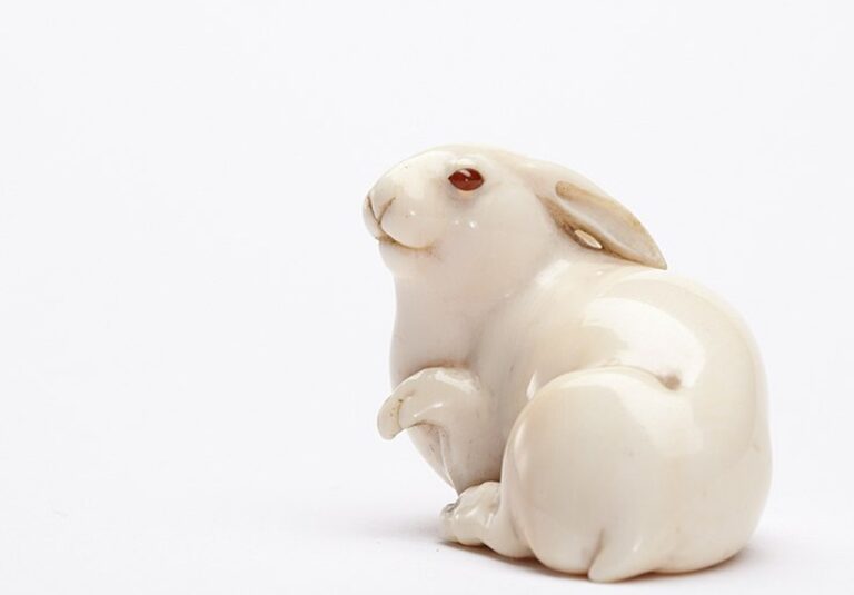 Netsuke de marfil de la liebre con ojos de ámbar, de la colección de Edmundo Waal. Wikimedia