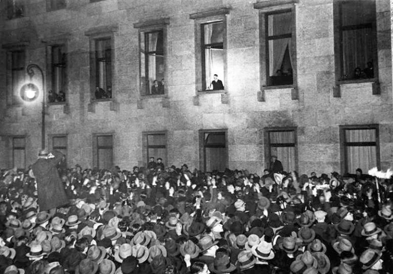 Hitler, en una ventana de la Cancillería del Reich, recibe una ovación la noche de su investidura como canciller, el 30 de enero de 1933. Wikimedia