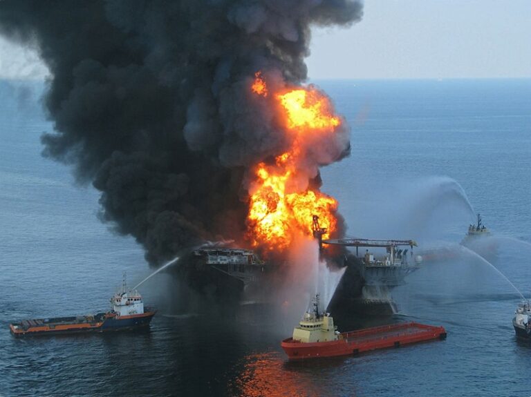 Incendio en la plataforma petrolífera marina Deepwater Horizon, 2010. Wikimedia