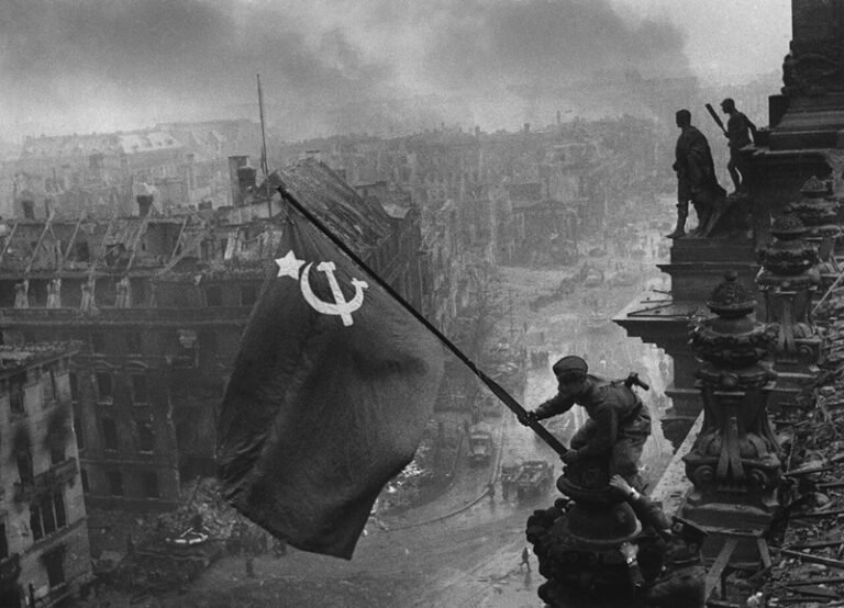 Izado de la bandera sobre el Reichstag, imagen de Yevgueni Jaldéi (1945). DP