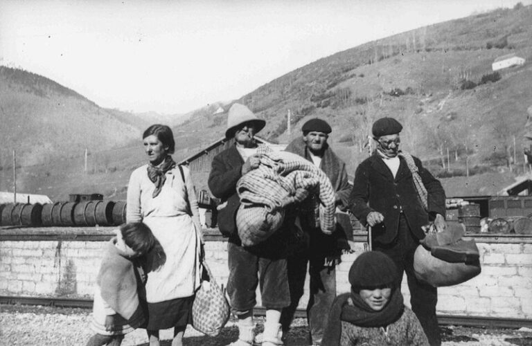 Refugiados españoles en la frontera francesa, 1938. Wikimedia