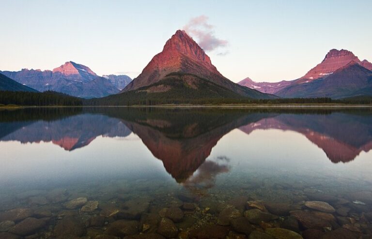 Amanecer desde el Many Glacier Hotel, en el lago Swiftcurrent, Montana. Wikimedia
