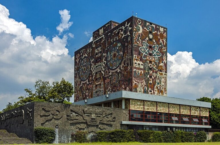 Biblioteca Central de la UNAM, con mural de Juan O’Gorman. Wikimedia