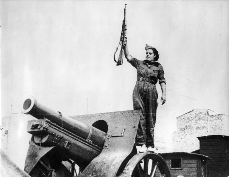 Miliciana republicana durante la Guerra Civil. Barcelona, 1936. Wikimedia