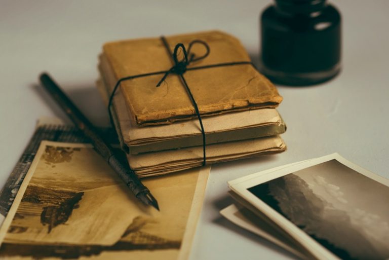 Cartas en sepia. Imagen de Joanna Kosinska