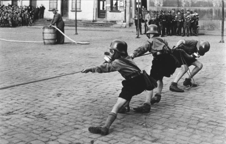 Ejercicio de defensa antiaérea de las Juventudes Hitlerianas, 1933. German Federal Archives