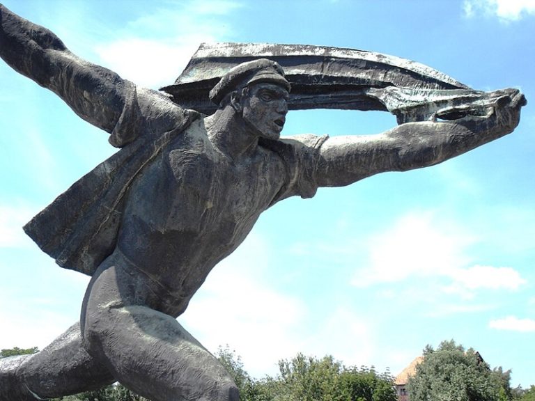 El Monumento a la República de los Consejos, de István Kiss, en Memento Park (Budapest). Wikimedia