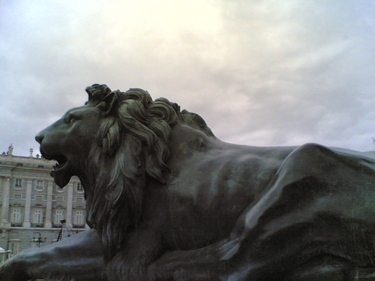 Escultura de león en Madrid. Monumento ecuestre a Felipe IV. Wikimedia