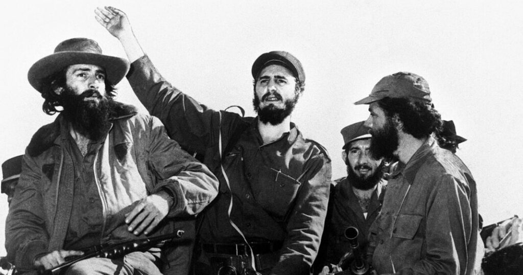 Camilo Cienfuegos, Fidel Castro y R. Huber Matos entran en La Habana el 8 de enero de 1959