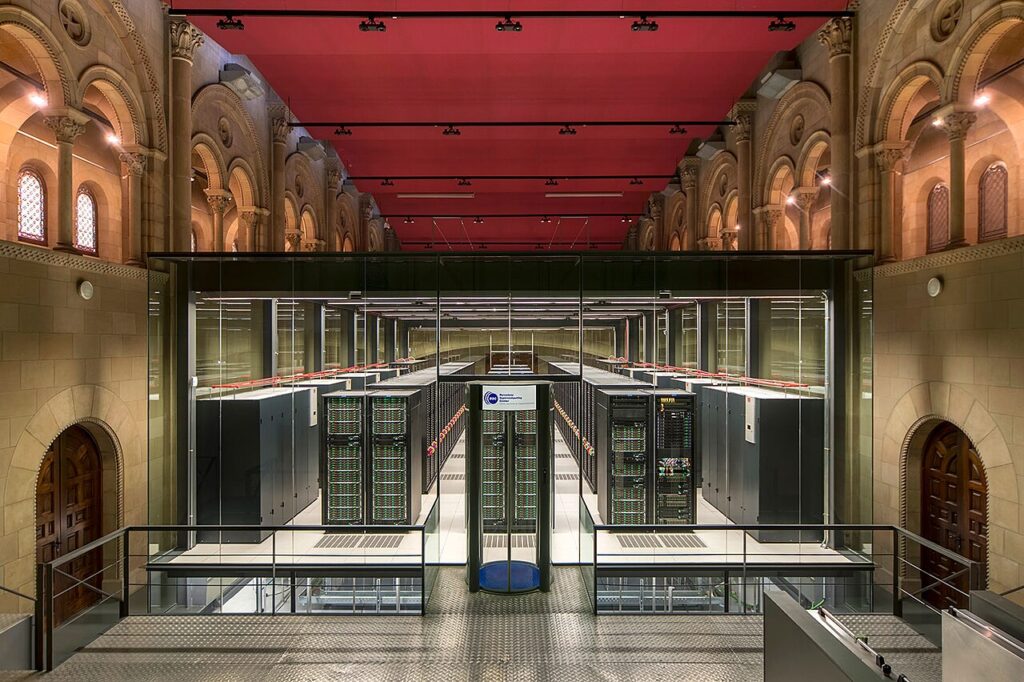 El Superordenador MareNostrum del BSC está instalado en el interior de una antigua capilla desacralizada.