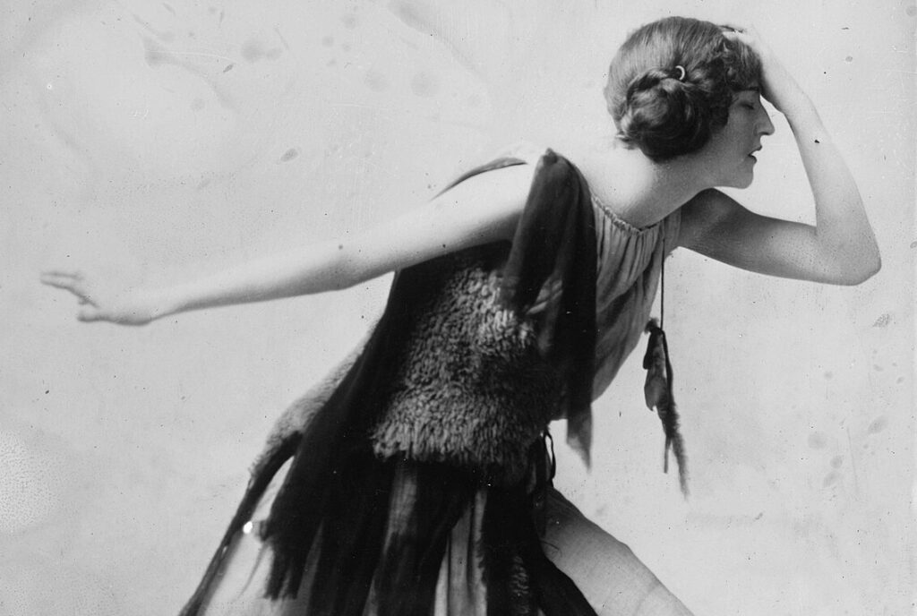 La bailarina Violet Romer con un vestido estilo flapper, ca. 1915