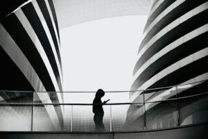 Mujer absorta en el móvil. Imagen de Victoria Wang