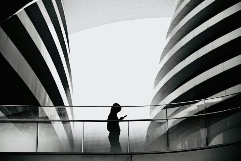 Mujer absorta en el móvil. Imagen de Victoria Wang