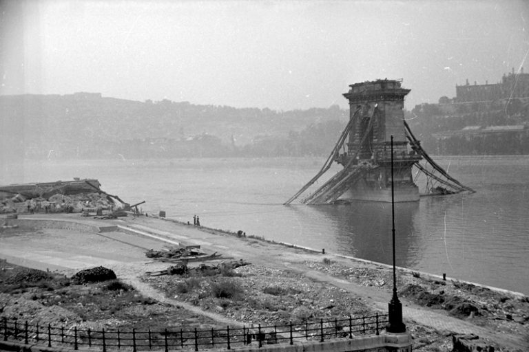 El Puente de las Cadenas de Budapest, dinamitado en 1945. DP