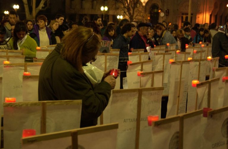 Encendido de velas por las víctimas del incendio de República Cromañón en 2004. Wikimedia