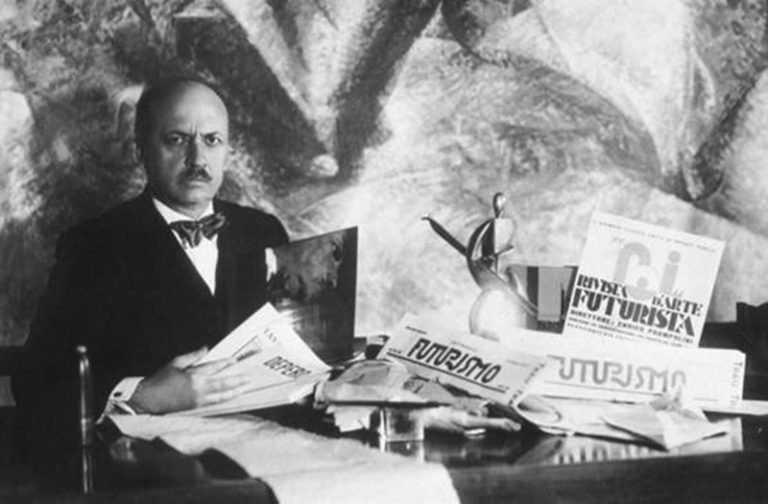 Filippo Tommaso Marinetti con varias publicaciones futuristas, hacia 1934. Wikimedia